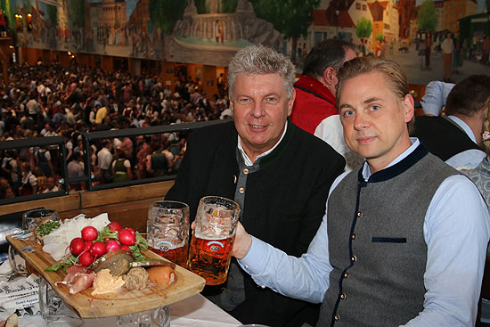 Münchens Oberbürgermeister Dieter Reiter und TSV 1860 Geschäftsführer Markus Fauser beim  Wiesn Besuch des TSV 1860 München im Hacker-Festzelt (©Foto:Martin Schmitz)